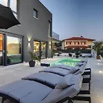 Orion - Private Heated Pool, Sauna & Jacuzzi Villa *