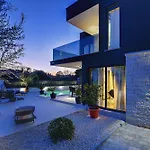 Villa Orion - Private Heated Pool, Sauna & Jacuzzi *