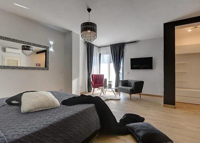 Orion - Private Heated Pool, Sauna & Jacuzzi Villa