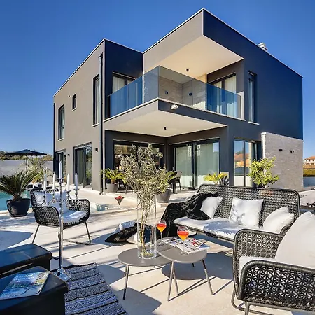 Orion - Private Heated Pool, Sauna & Jacuzzi