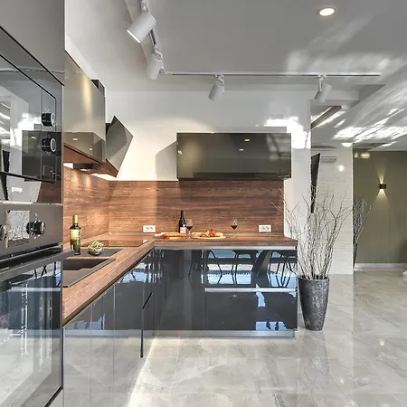 Orion - Private Heated Pool, Sauna & Jacuzzi *