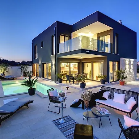 Orion - Private Heated Pool, Sauna & Jacuzzi