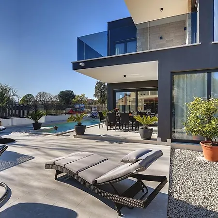 Orion - Private Heated Pool, Sauna & Jacuzzi