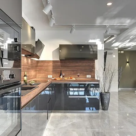 Orion - Private Heated Pool, Sauna & Jacuzzi