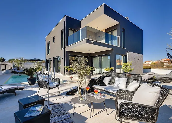 Orion - Private Heated Pool, Sauna & Jacuzzi