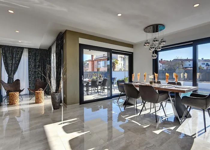 Orion - Private Heated Pool, Sauna & Jacuzzi 빌라 로비니