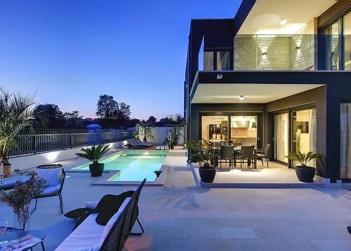 Orion - Private Heated Pool, Sauna & Jacuzzi *