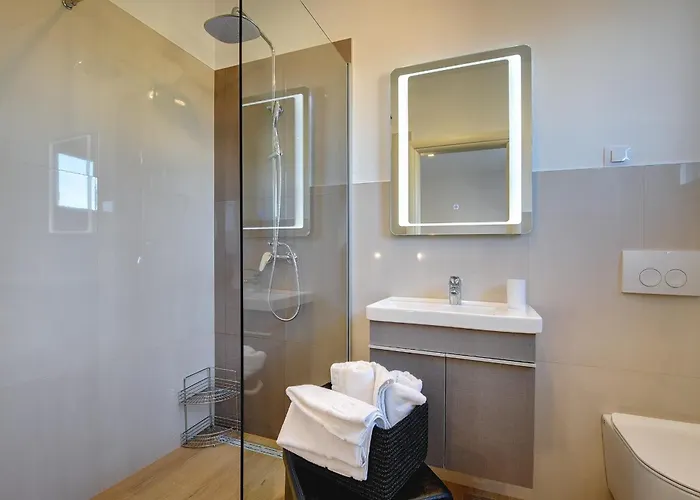 Orion - Private Heated Pool, Sauna & Jacuzzi * 로비니