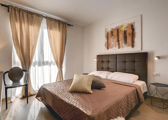 Orion - Private Heated Pool, Sauna & Jacuzzi