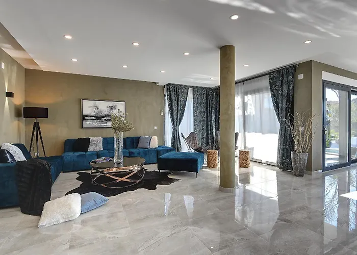 Orion - Private Heated Pool, Sauna & Jacuzzi 빌라 로비니