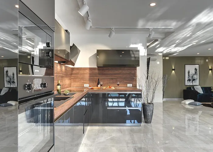 Orion - Private Heated Pool, Sauna & Jacuzzi *