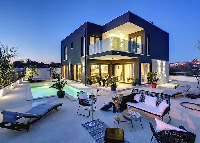 Orion - Private Heated Pool, Sauna & Jacuzzi