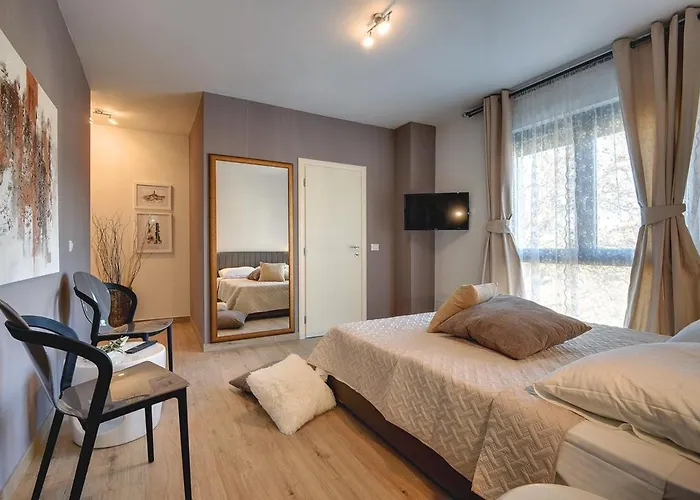 Orion - Private Heated Pool, Sauna & Jacuzzi