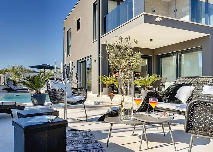 Orion - Private Heated Pool, Sauna & Jacuzzi * Ρόβινι