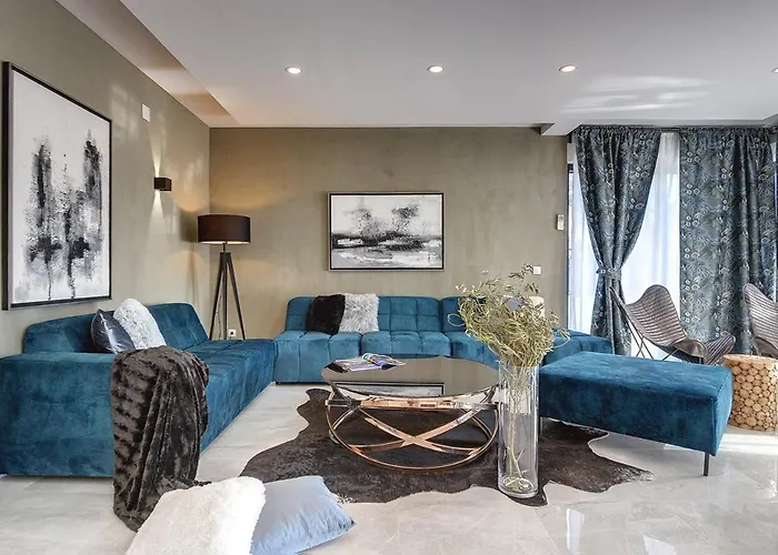 Orion - Private Heated Pool, Sauna & Jacuzzi 빌라 로비니