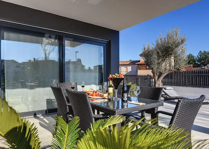 Orion - Private Heated Pool, Sauna & Jacuzzi *