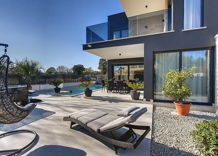 Orion - Private Heated Pool, Sauna & Jacuzzi