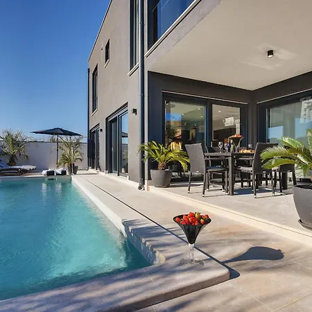 Orion - Private Heated Pool, Sauna & Jacuzzi וילה