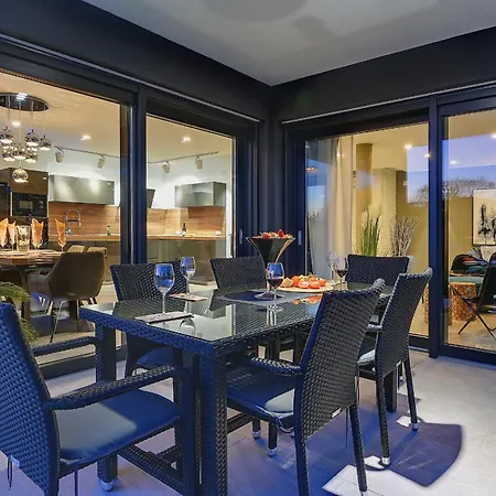Orion - Private Heated Pool, Sauna & Jacuzzi