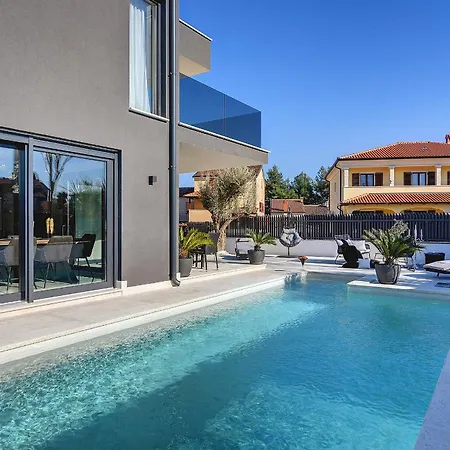 Orion - Private Heated Pool, Sauna & Jacuzzi וילה רוביני