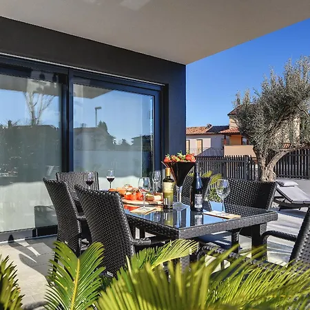 Orion - Private Heated Pool, Sauna & Jacuzzi וילה רוביני