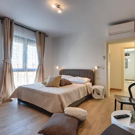 Orion - Private Heated Pool, Sauna & Jacuzzi וילה *