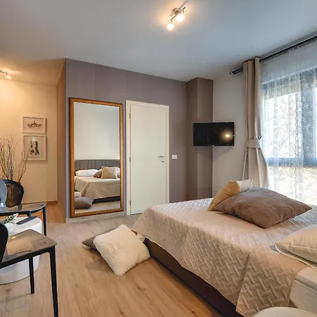 Orion - Private Heated Pool, Sauna & Jacuzzi *