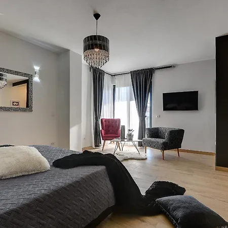 Orion - Private Heated Pool, Sauna & Jacuzzi רוביני