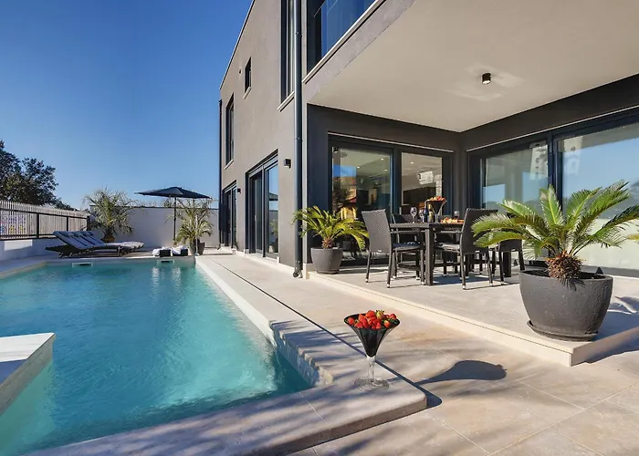 Orion - Private Heated Pool, Sauna & Jacuzzi Vila *