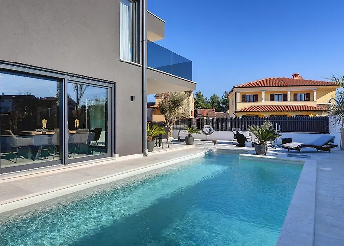 Orion - Private Heated Pool, Sauna & Jacuzzi Vila *