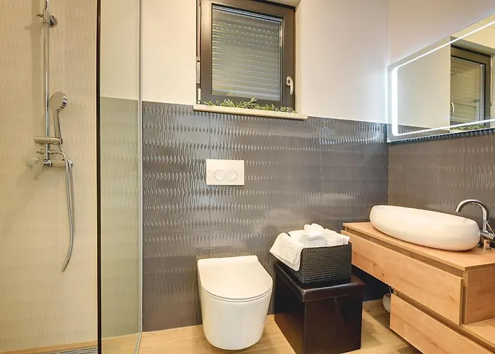 Orion - Private Heated Pool, Sauna & Jacuzzi Vila *